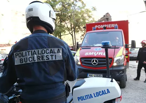 Femeie bătută în stradă de un bărbat supărat că a pierdut la "păcănele". Momentul când e reținut,  surprins de camere  (VIDEO)