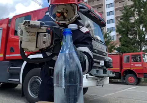 Pompierii din Bistrița desfac o sticlă de apă cu drujba. Au dat curs unei provocări care face furori pe rețelele de socializare / VIDEO