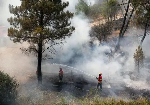 MAE atenționează românii care merg în Portugalia și Grecia de existența riscului ridicat de incendii