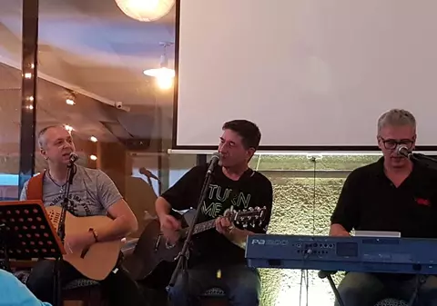 Radu Pietreanu a reactivat trupa Vacanța Muzicală Group. Cântă în formula originală, cu Mihai Napu și Cristi Pup