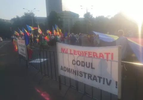 FOTO / Miting de protest în Piaţa Victoriei împotriva adoptării OUG privind Codul Administrativ