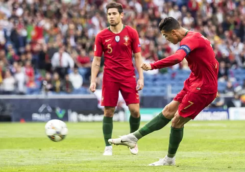 Nemulțumit de modul cum a executat loviturile libere cu Sepsi, Gigi Becali i-a făcut o recomandare hazlie lui Florinel Coman: ”Să vorbească cu Ronaldo”