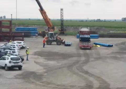 Accident de muncă pe şantierul podului peste Dunăre de la Brăila. Un muncitor a fost strivit de ţevile pe care le descărca dintr-un TIR