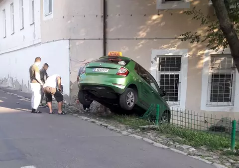 Mașină școală, implicată într-un accident bizar în Iași. A sărit peste un gard și s-a oprit în zid