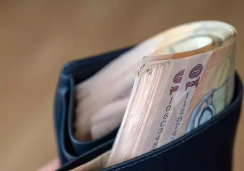 Raport: Salariul mediu brut al bugetarilor a ajuns la aproape 6.500 de lei, cu peste 36% mai mare faţă de cel din mediul privat