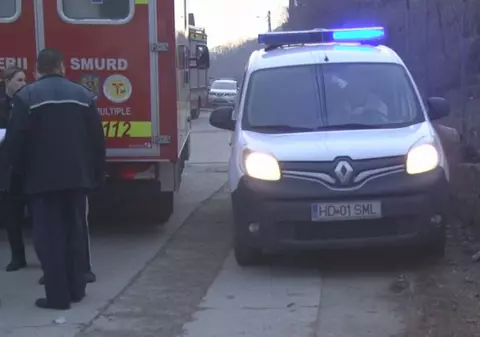 O femeie de 82 de ani a murit după ce a căzut de la etajul 4 al unui bloc din Deva