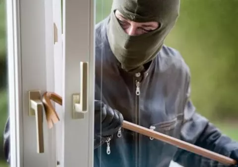 Un hoț a fost prins de polițiști în flagrant după ce dăduse o spargere. Mai avea cagula pe cap și mănușile în mâini!