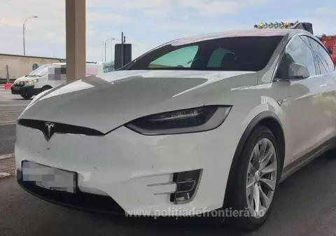 Două mașini Tesla de 160.000 de euro, reținute la frontiera din Giurgiu. Erau căutate de autoritățile din două țări