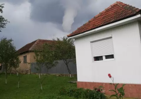 Tornadă în formare, filmată în Arad. O femeie a fost rănită din cauza vântului puternic