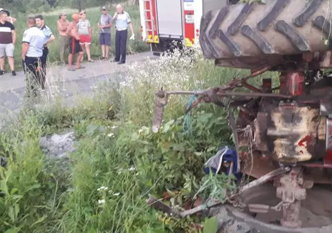 Un bărbat care s-a răsturnat cu tractorul a murit. Soția lui e în stare gravă