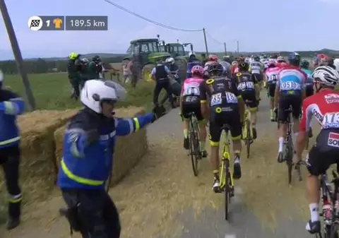 Startul etapei a 14-a a Turului Franţei, întârziat de un protest al ecologiștilor. Traseul a fost deviat cu 4 kilometri