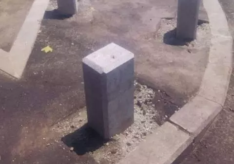 Poza zilei | În sectorul 4, un trotuar de doar câțiva metri pătrați este „protejat de mașini” cu opt stâlpișori