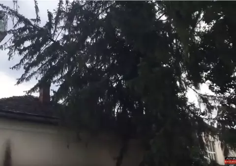 Codul portocaliu a făcut ravagii în Arad. Mașini avariate și acoperișuri distruse