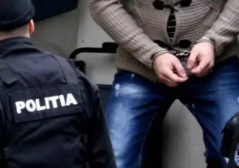 Patru tineri, care ar fi furat 32 de maşini în Spania, prinşi la Balş