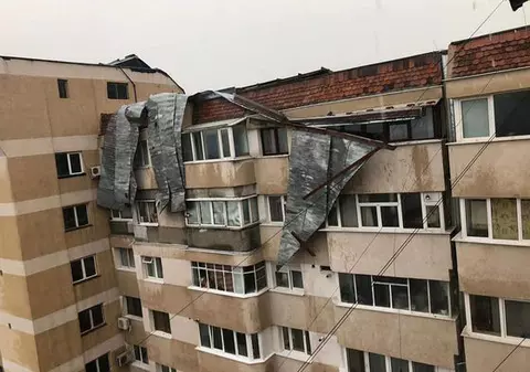 VIDEO | O furtună puternică a smuls mai multe acoperișuri din Bacău. Câteva mașini au fost avariate