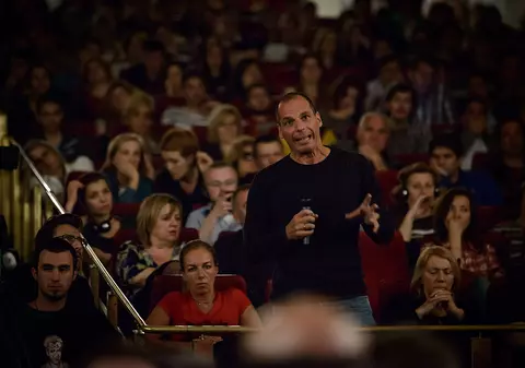 Fostul ministru grec Varoufakis a avut o altercație cu un polițist francez pe aeroportul din Paris