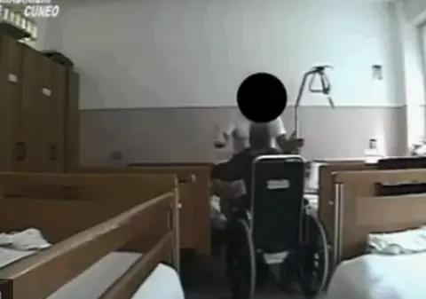 VIDEO | Două românce și un italian au bătut bătrânii pe care îi îngrijeau. Imaginile scandaloase au fost făcute publice