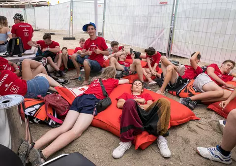 În culisele NEVERSEA. Care e contribuția celor 1.200 de voluntari la festivalul de la malul mării și cu ce se aleg  dupa 4 zile de concerte. „Aproape că înveți mai mult decât la școală”