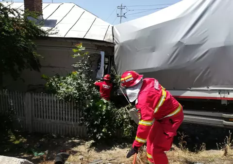 VIDEO | Un tir a intrat într-o casă în Dolj. Șoferul a murit pe loc. O fetiță de 7 ani a fost rănită!