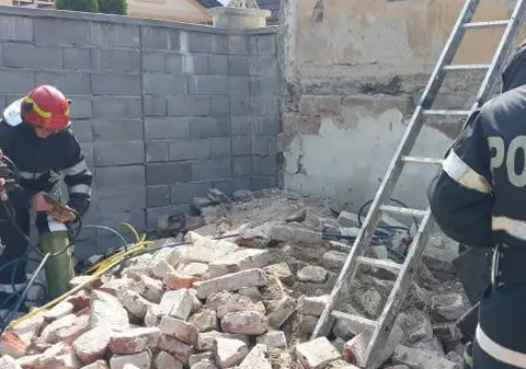 Un muncitor din Timișoara, prins sub un perete care s-a prăbuşit. Altul  a fost  grav rănit