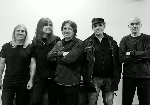 …și pe obrajii ei. După 37 de ani, fanii încă plâng la zei și redescoperă cuvintele. Celelalte Cuvinte