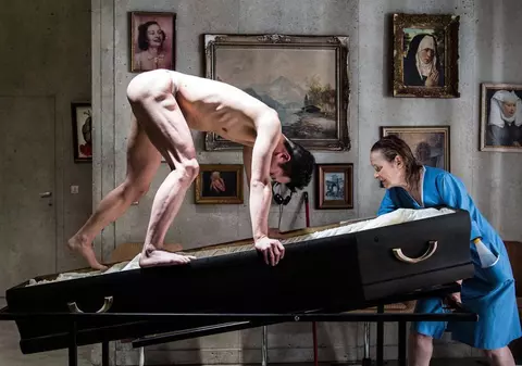 Recomandările culturale ale săptămânii. Instalații artistice care prind viață și documentarul „McQueen”, despre presiunile sub care trăiesc creatorii