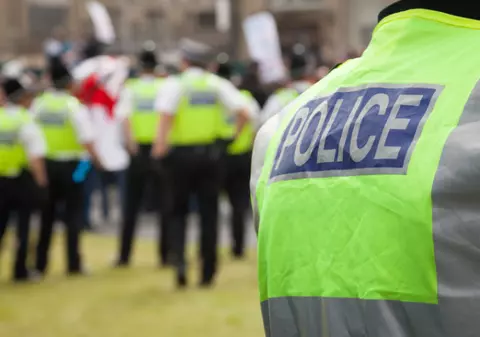 Un bărbat căutat de poliție în Anglia s-a predat, spunând că nu mai suportă carantina alături de oamenii cu care locuia