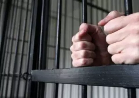 Un român a speriat Italia: a bătut un conațional și un carabinier, a distrus un bar, apoi și celula în care a fost închis