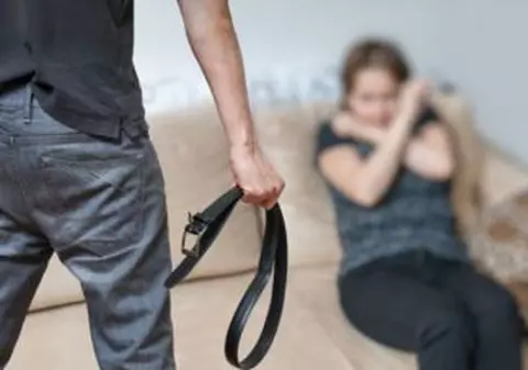 Un bărbat român a fost arestat în Italia fiindcă își bătea cu cureaua soția și fetița de 1 an și jumătate!