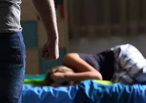 Mărturia șocantă a unei femei din București, victima unui viol. Polițiștii ar fi întrebat-o dacă înțelege că "o să îi distrugă viața" violatorului