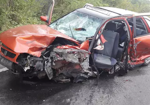 Două autoturisme s-au lovit frontal pe un drum din județul Hunedoara. O persoană a murit și alt trei au fost rănite, între care un copil de 4 ani