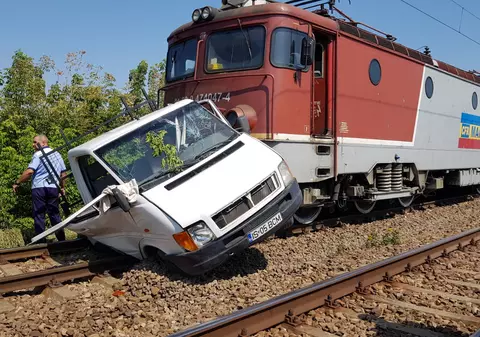 Accident feroviar mortal. Doi copii au sărit pe geamul mașinii atunci când au văzut trenul