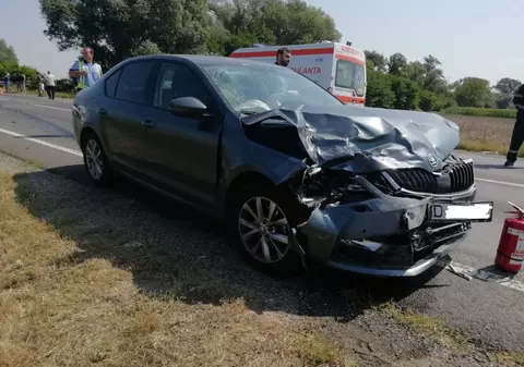Trei persoane au fost rănite pe DN 7, între Halta CFR Geoagiu şi Orăştie, după impactul dintre două autoturisme