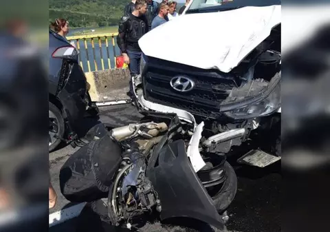 Accident înfiorător pe DN1, în județul Sibiu, între un microbuz, două mașini și o motocicletă. Doi motocicliști, în stare gravă