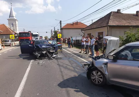 O persoană a murit și alte două au fost rănite, după ce două mașini s-au lovit frontal pe un drum din județul Maramureș