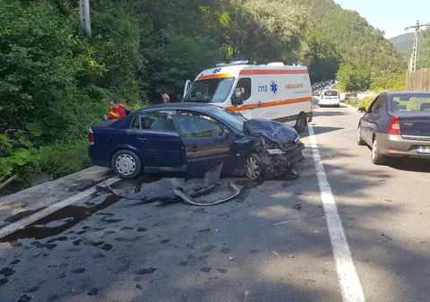 Accident cu 21 victime pe Valea Oltului după ce un microbuz și un autoturism s-au ciocnit