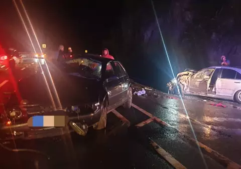 O persoană a murit şi alte cinci au fost rănite după un impact frontal între două maşini, pe Valea Oltului