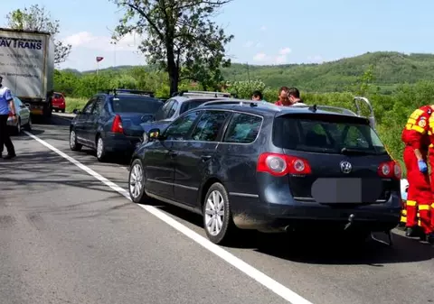 Accident pe DN 7. Cinci persoane, între care trei copii, au fost rănite