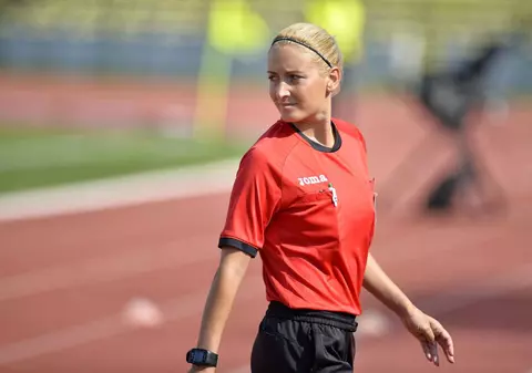 Alina Peșu a întors toate privirile la un meci de Liga 2. „Când eram mică jucam fotbal non-stop și spărgeam geamurile vecinilor”