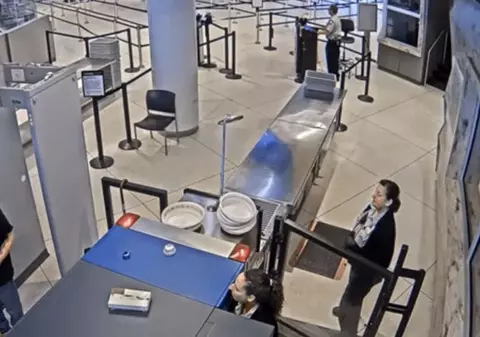 O angajată a unui aeroport a fost dată afară după ce i-a scris unui pasager pe un bilet: "Ești urât"