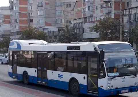 Șofer de autobuz din Iași, cercetat pentru fugă de la locul accidentului. Un bătrân s-ar fi lovit la o frână bruscă