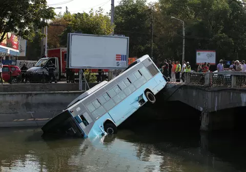 Un autobuz STB a căzut în Dâmbovița! O macara de mare tonaj, închiriată de Primărie pentru a-l scoate din râu