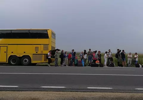 VIDEO | Un autocar care transporta turiști spre litoralul Mării Negre a luat foc. „Vezi că mai iese fum!”