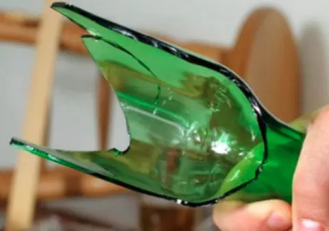 Un sucevean de 18 ani i-a înfipt un ciob de sticlă în spate unui tânăr care n-a vrut să-i dea bani