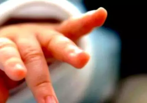 Și-a omorât bebelușul la doar câteva ore după ce l-a născut. A adormit peste el