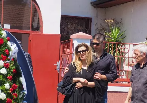 Diana Bișinicu și-a condus astăzi nașul pe ultimul drum. Artista, la un pas de a se prăbuși în mulțime. „E jale mare”