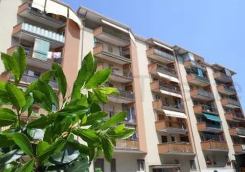 Un român din Roma a aruncat un frigider de la etajul 5! Nici televizorul n-a scăpat