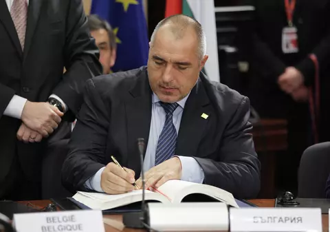 Premierul Bulgariei susține că turiștii români sunt responsabili de răspândirea pestei porcine pentru că aruncă gunoaiele la marginea drumului