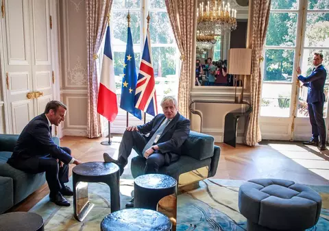 Boris Johnson, cu piciorul pe masă la Palatul Elysee
