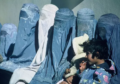 Olanda a interzis purtarea vălului islamic în public